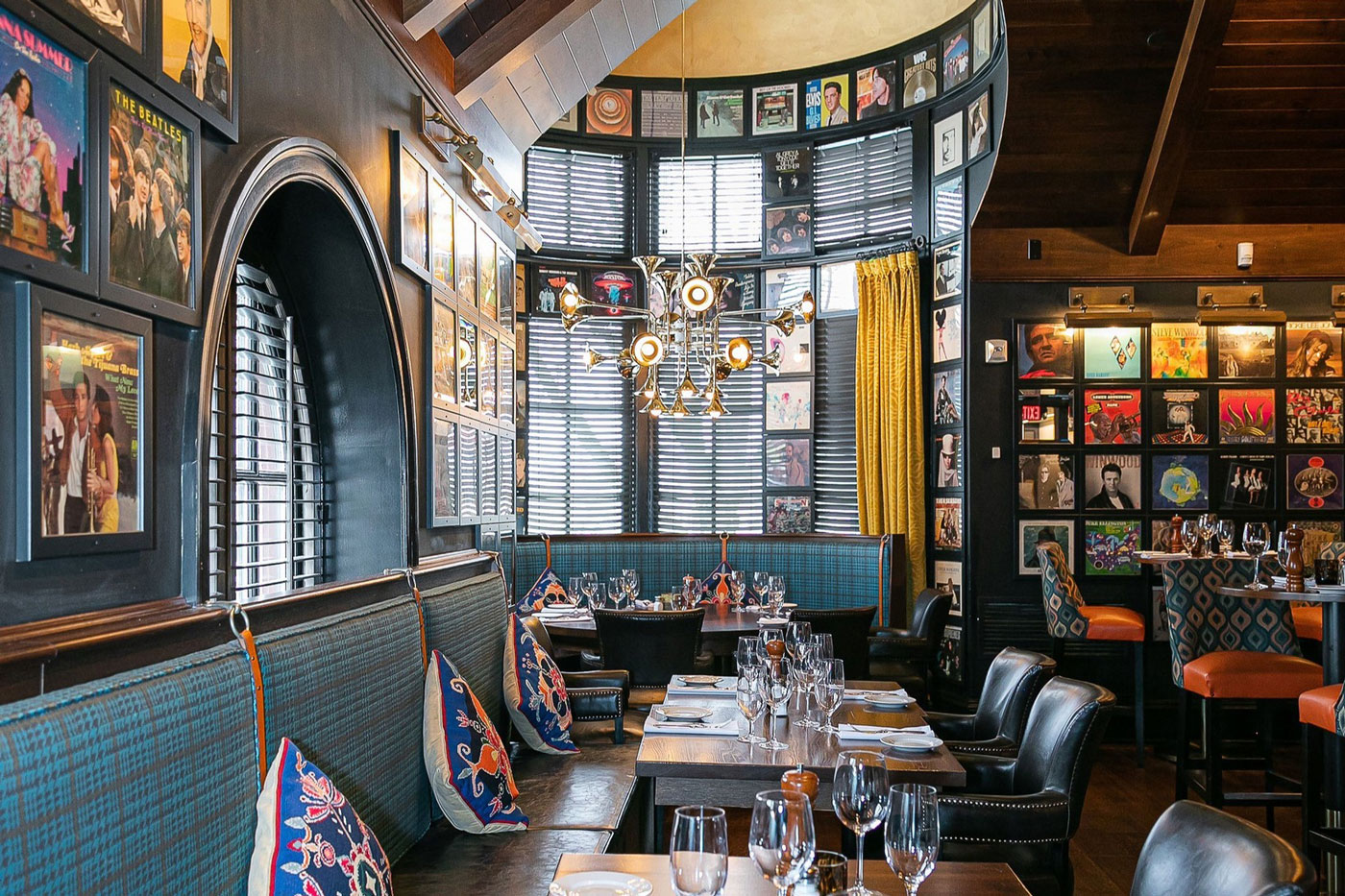contemporary setting dining with photo frames