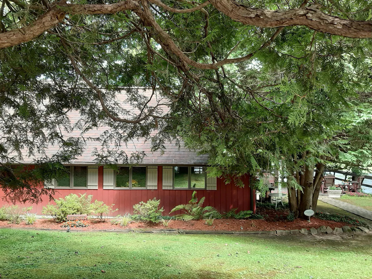 Riverhouse lodge